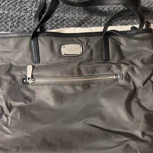 Soft Michael Kors purse in grey with leather straps